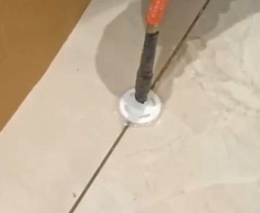 庐山瓷砖空鼓维修公司专业解答瓷砖在铺贴过程中，如果没有涂抹均匀到位的粘结材料（如水泥砂浆或瓷砖胶），可能会导致以下问题